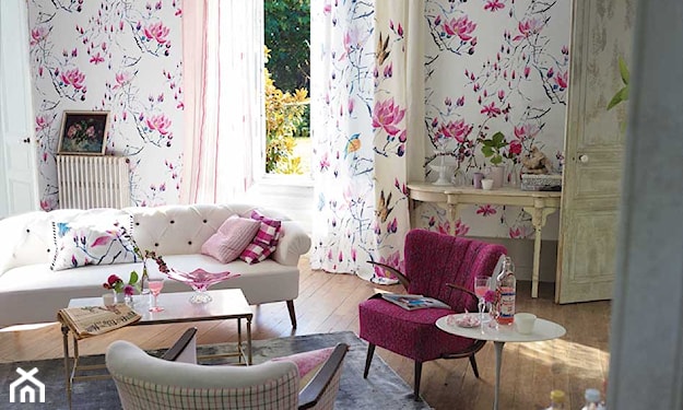 tapeta w różowe kwiaty, różowy fotel, biała sofa, szary dywan
