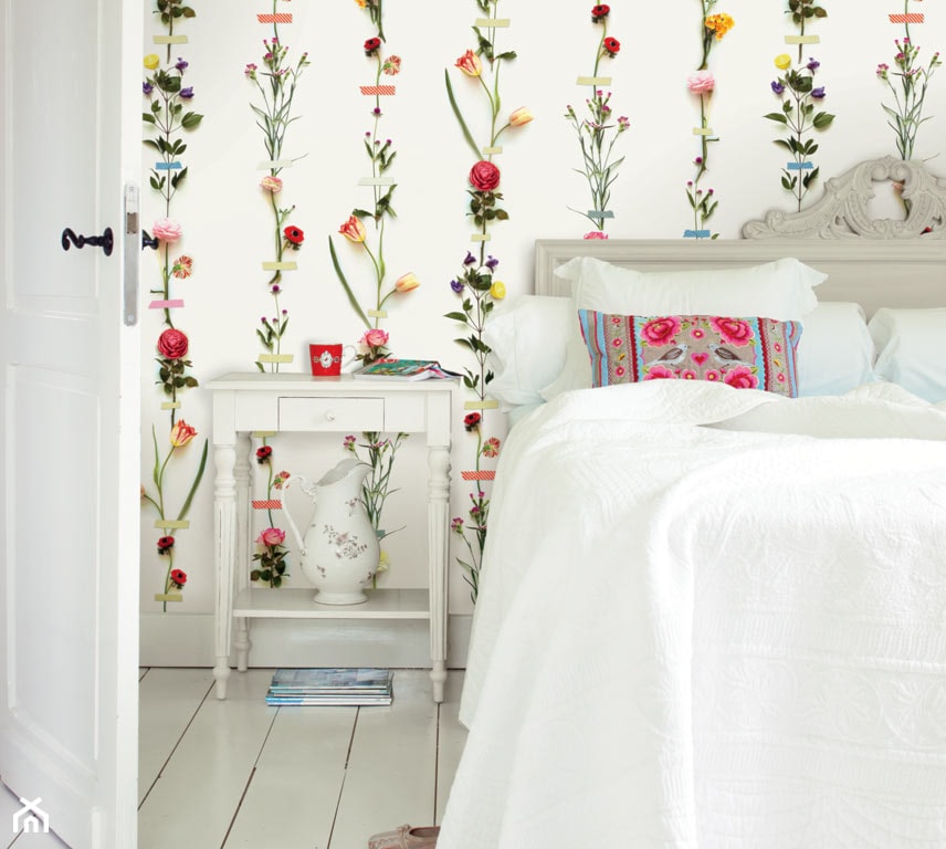 jasna sypialnia z tapetą w kolorowe kwiaty