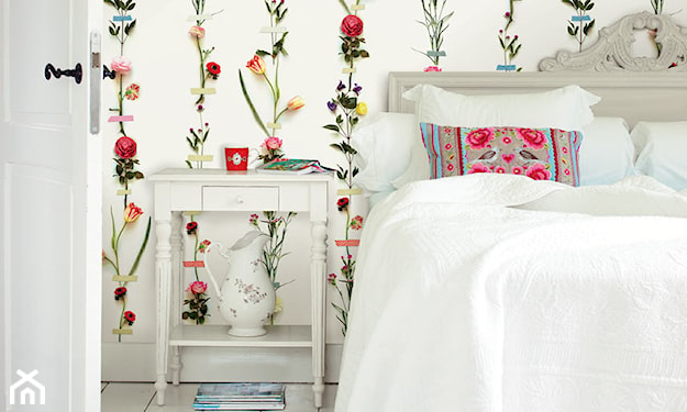 fototapeta z kolorowymi kwiatami w sypialni