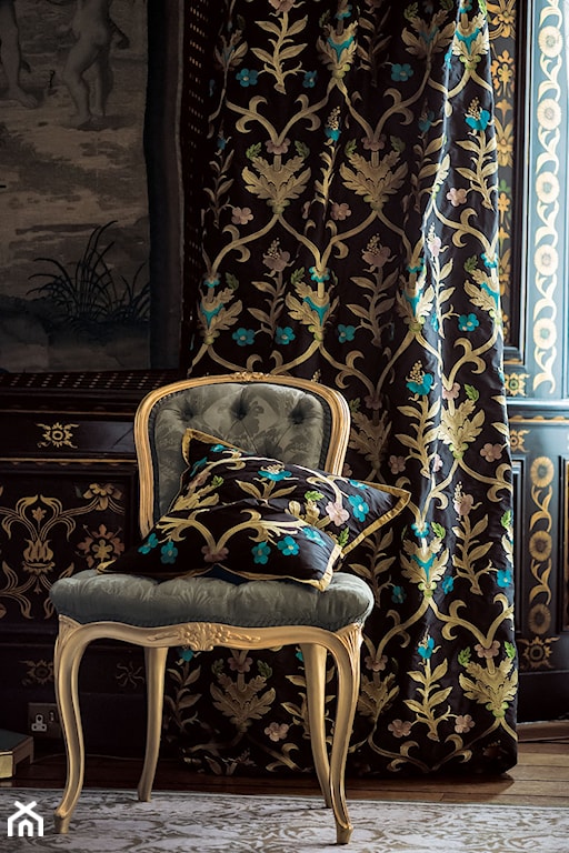 pałacowy salon z eleganckimi poduszkami