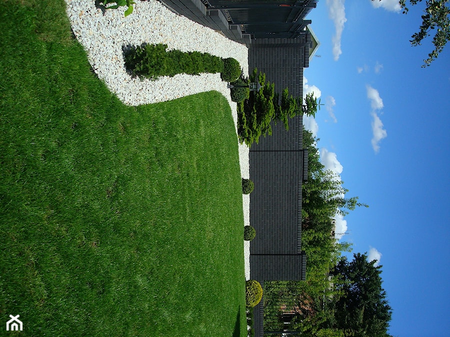 CLASSIC - Średni ogród za domem, styl tradycyjny - zdjęcie od Landform