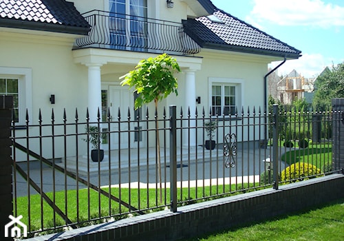 CLASSIC - Mały z nawierzchnią pokrytą kostką brukową ogród przed domem, styl tradycyjny - zdjęcie od Landform