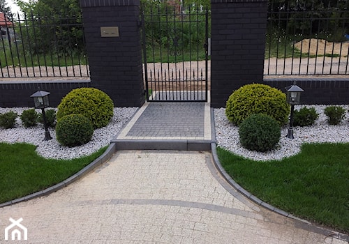 CLASSIC - Z nawierzchnią pokrytą kostką brukową ogród przed domem, styl tradycyjny - zdjęcie od Landform