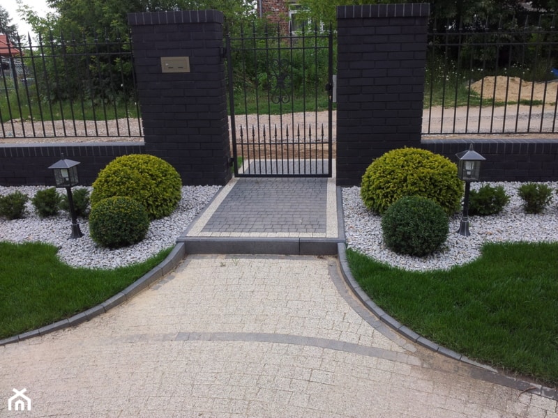 CLASSIC - Z nawierzchnią pokrytą kostką brukową ogród przed domem, styl nowoczesny - zdjęcie od Landform