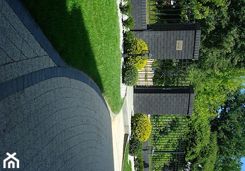 CLASSIC - Średni z nawierzchnią pokrytą kostką brukową z lampami stojącymi ogród przed domem, styl tradycyjny - zdjęcie od Landform
