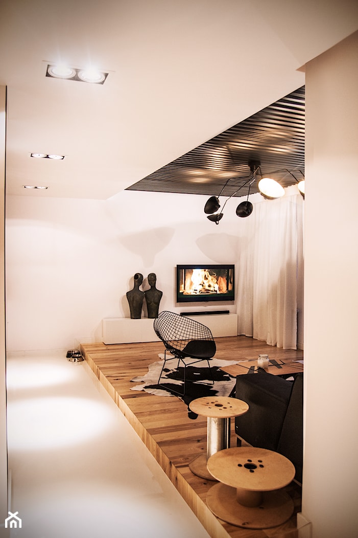 zwykłe materiały - niezwykłe zastosowanie - Średni biały salon, styl minimalistyczny - zdjęcie od KONZEPT Architekci - Homebook