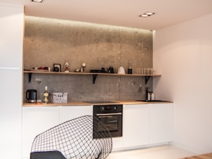 zwykłe materiały - niezwykłe zastosowanie - Duża otwarta z salonem biała z zabudowaną lodówką z nablatowym zlewozmywakiem kuchnia jednorzędowa, styl skandynawski - zdjęcie od KONZEPT Architekci