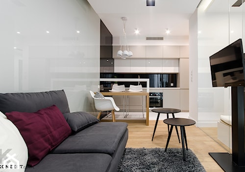Micro apartament - Mały biały czarny salon z kuchnią z jadalnią, styl nowoczesny - zdjęcie od KONZEPT Architekci