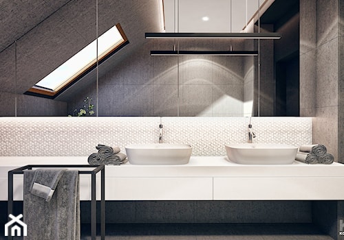 Bochnia - Średnia na poddaszu z lustrem z dwoma umywalkami łazienka z oknem - zdjęcie od KONZEPT Architekci
