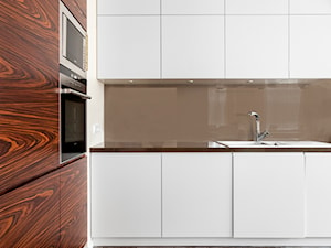 W jednej kuchni połączono fronty białe i drewniane. - zdjęcie od Pracownia Architektury Wnętrz Decoroom