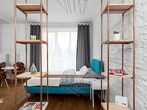 Oryginalne mieszkanie pod wynajem - Biała sypialnia, styl industrialny - zdjęcie od Pracownia Architektury Wnętrz Decoroom