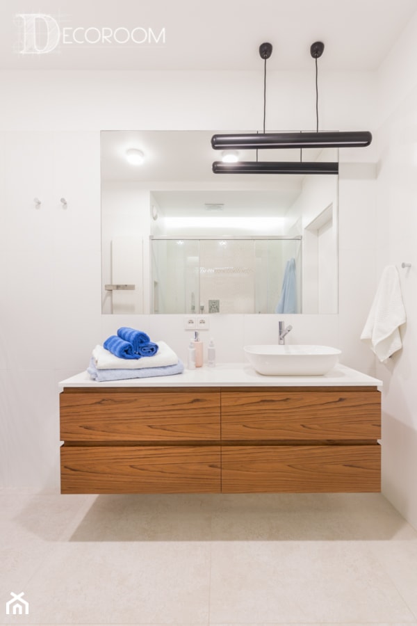 Biała łazienka z szafką z forniru - zdjęcie od Pracownia Architektury Wnętrz Decoroom