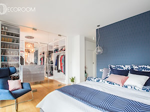 Sypialnia z garderobą - zdjęcie od Pracownia Architektury Wnętrz Decoroom