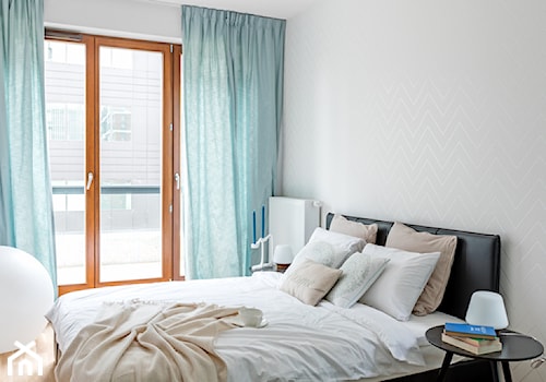 pomysłowe wnętrze na Mokotowie - Średnia biała sypialnia z balkonem / tarasem, styl nowoczesny - zdjęcie od Pracownia Architektury Wnętrz Decoroom