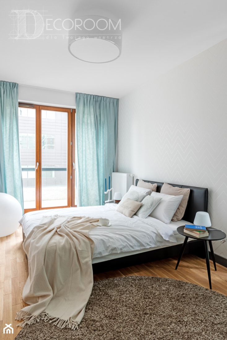 pomysłowe wnętrze na Mokotowie - Średnia biała sypialnia z balkonem / tarasem, styl nowoczesny - zdjęcie od Pracownia Architektury Wnętrz Decoroom