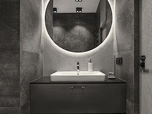 Monochromatyczna łazienka z zabudową - stolarnia Decoroom - zdjęcie od Pracownia Architektury Wnętrz Decoroom