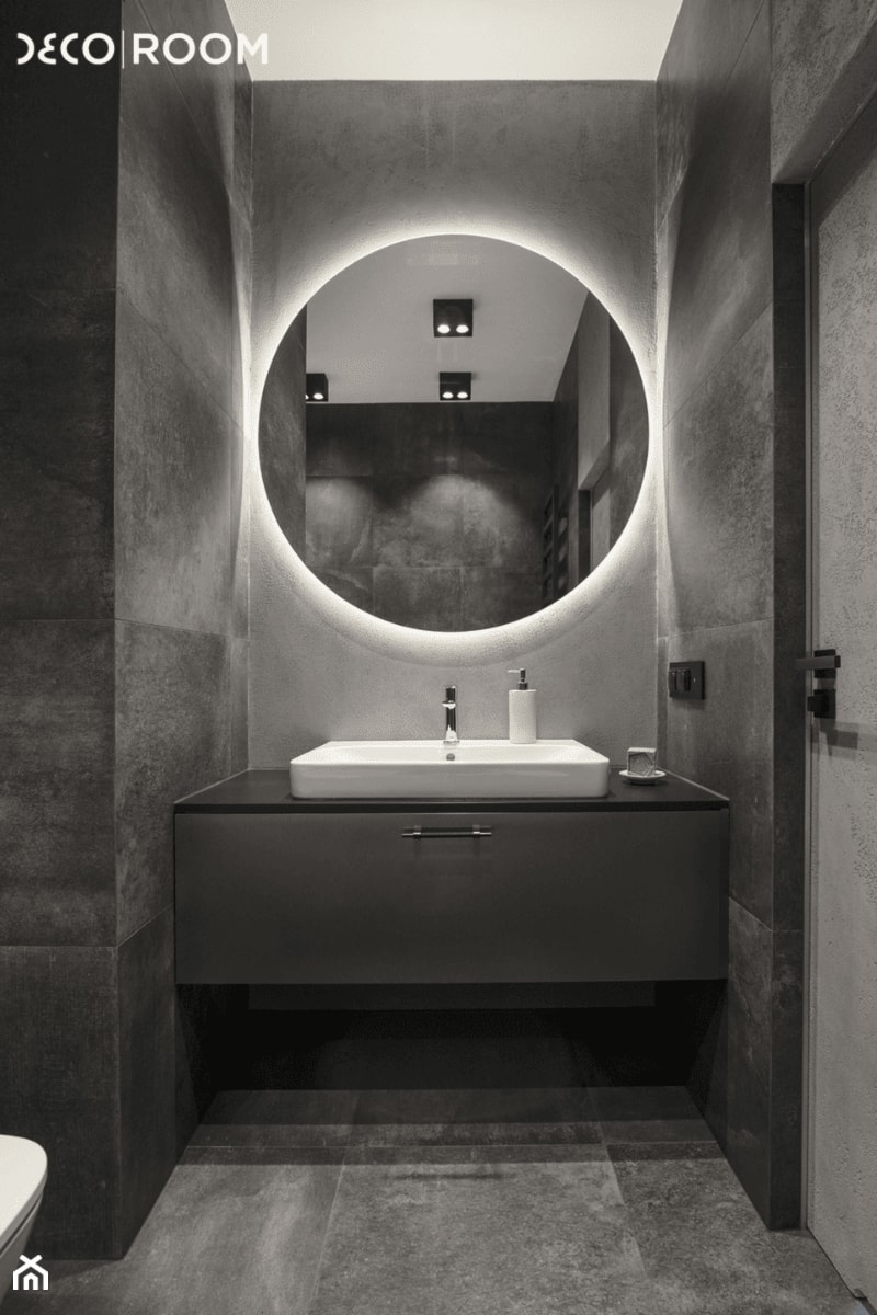 Monochromatyczna łazienka z zabudową - stolarnia Decoroom - zdjęcie od Pracownia Architektury Wnętrz Decoroom