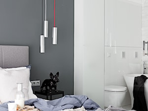 Nowoczesny LOFT - Średnia biała szara sypialnia z łazienką, styl nowoczesny - zdjęcie od Pracownia Architektury Wnętrz Decoroom