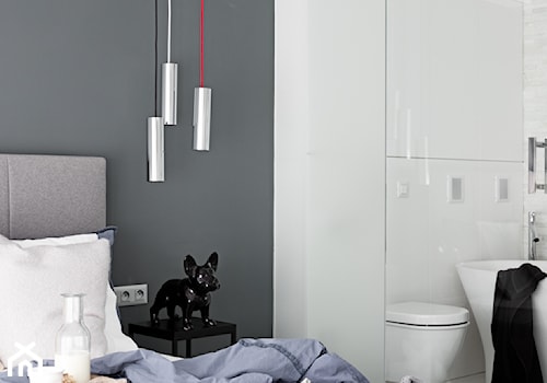 Nowoczesny LOFT - Średnia biała szara sypialnia z łazienką, styl nowoczesny - zdjęcie od Pracownia Architektury Wnętrz Decoroom