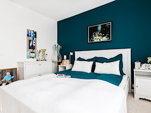 Sypialnia ze ścianą w intensywnym morskim kolorze - zdjęcie od Pracownia Architektury Wnętrz Decoroom