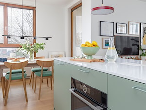 Mieszkanie w stylu modern vintage - Średnia otwarta biała z zabudowaną lodówką kuchnia w kształcie litery u, styl vintage - zdjęcie od Pracownia Architektury Wnętrz Decoroom