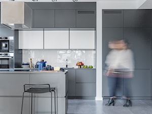 SZARA ELEGANCJA - Kuchnia, styl nowoczesny - zdjęcie od Pracownia Architektury Wnętrz Decoroom