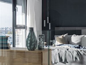 Nowoczesny LOFT - Średnia biała czarna sypialnia z balkonem / tarasem, styl nowoczesny - zdjęcie od Pracownia Architektury Wnętrz Decoroom