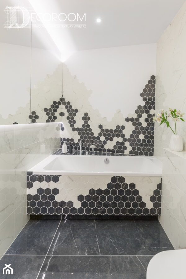 Łazienka z płytkami heksagonalnymi - Łazienka, styl glamour - zdjęcie od Pracownia Architektury Wnętrz Decoroom