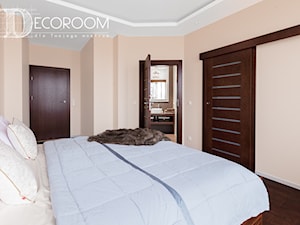 Sypialnia z osobną łazienką - zdjęcie od Pracownia Architektury Wnętrz Decoroom