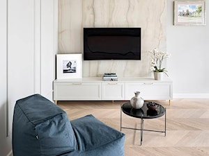 Eleganckie mieszkanie z elementami glamour - Średni biały szary salon, styl glamour - zdjęcie od Pracownia Architektury Wnętrz Decoroom