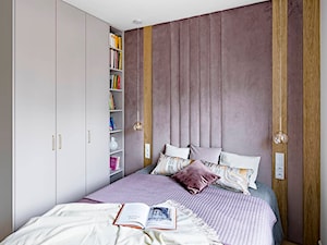 Eleganckie mieszkanie z elementami glamour - Mała beżowa biała fioletowa sypialnia, styl nowoczesny - zdjęcie od Pracownia Architektury Wnętrz Decoroom