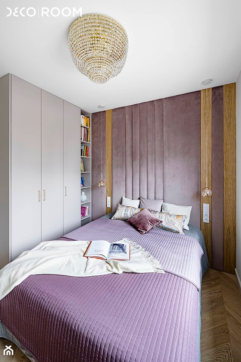 Eleganckie mieszkanie z elementami glamour - Mała beżowa biała fioletowa sypialnia, styl nowoczesny - zdjęcie od Pracownia Architektury Wnętrz Decoroom