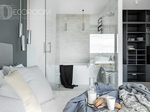 Nowoczesny LOFT - Średnia biała sypialnia z łazienką, styl nowoczesny - zdjęcie od Pracownia Architektury Wnętrz Decoroom