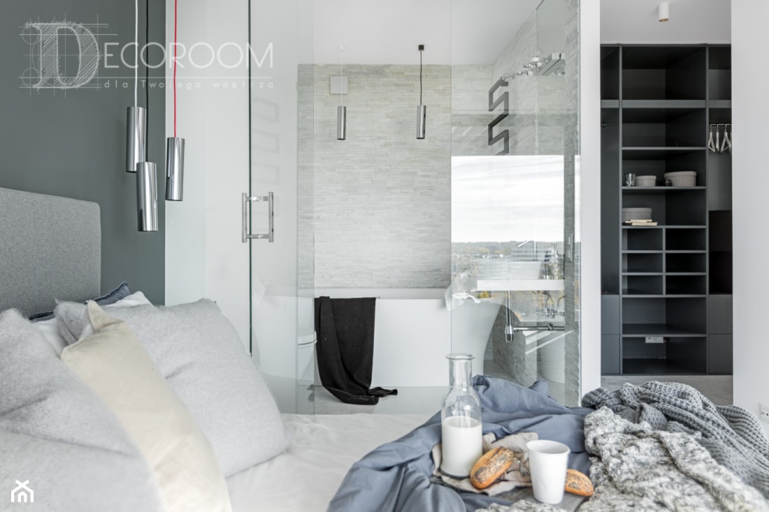 Nowoczesny LOFT - Średnia biała sypialnia z łazienką, styl nowoczesny - zdjęcie od Pracownia Architektury Wnętrz Decoroom - Homebook