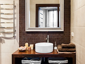 Łazienka w beżach i brązach z dużym lustrem - zdjęcie od Pracownia Architektury Wnętrz Decoroom