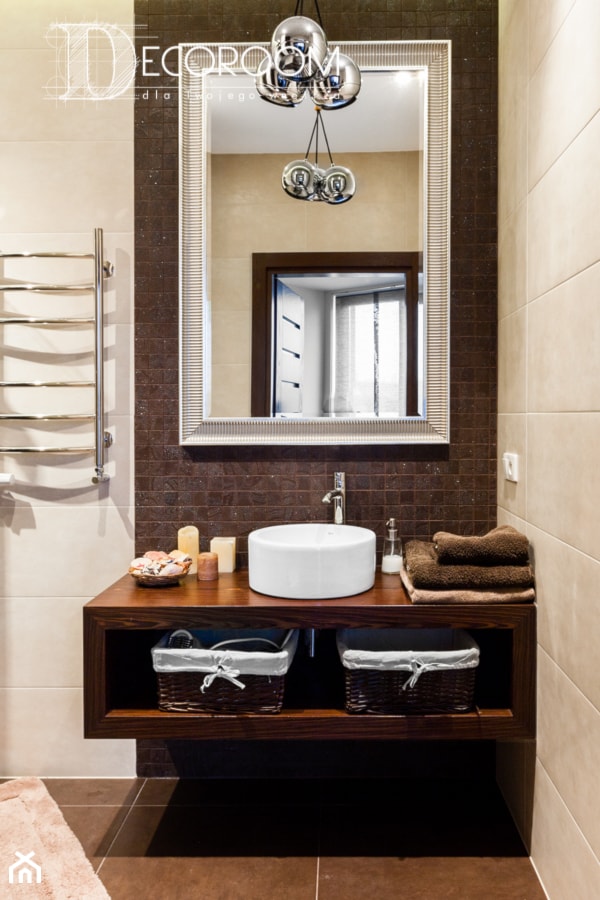 Łazienka w beżach i brązach z dużym lustrem - zdjęcie od Pracownia Architektury Wnętrz Decoroom - Homebook