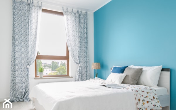 błękitna ściana w sypialni