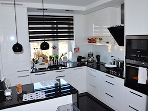 metamorfoza kuchni - Średnia otwarta z salonem biała z zabudowaną lodówką z podblatowym zlewozmywakiem kuchnia w kształcie litery g - zdjęcie od blkasia