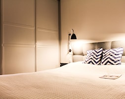 Mokotów 73m2 - Mała biała sypialnia, styl glamour - zdjęcie od Łukasz Milewski Architekt - Homebook
