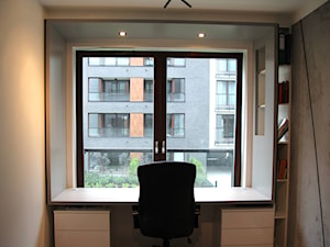 Monochromatyczny apartament 108m2 - Małe z zabudowanym biurkiem szare biuro, styl minimalistyczny - zdjęcie od Łukasz Milewski Architekt