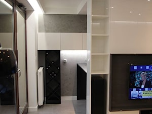 Monochromatyczny apartament 108m2 - Średni biały szary salon z jadalnią, styl minimalistyczny - zdjęcie od Łukasz Milewski Architekt