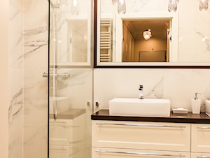 Mokotów 73m2 - Mała na poddaszu bez okna z lustrem łazienka, styl glamour - zdjęcie od Łukasz Milewski Architekt