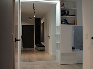 Monochromatyczny apartament 108m2 - Średni biały hol / przedpokój, styl minimalistyczny - zdjęcie od Łukasz Milewski Architekt