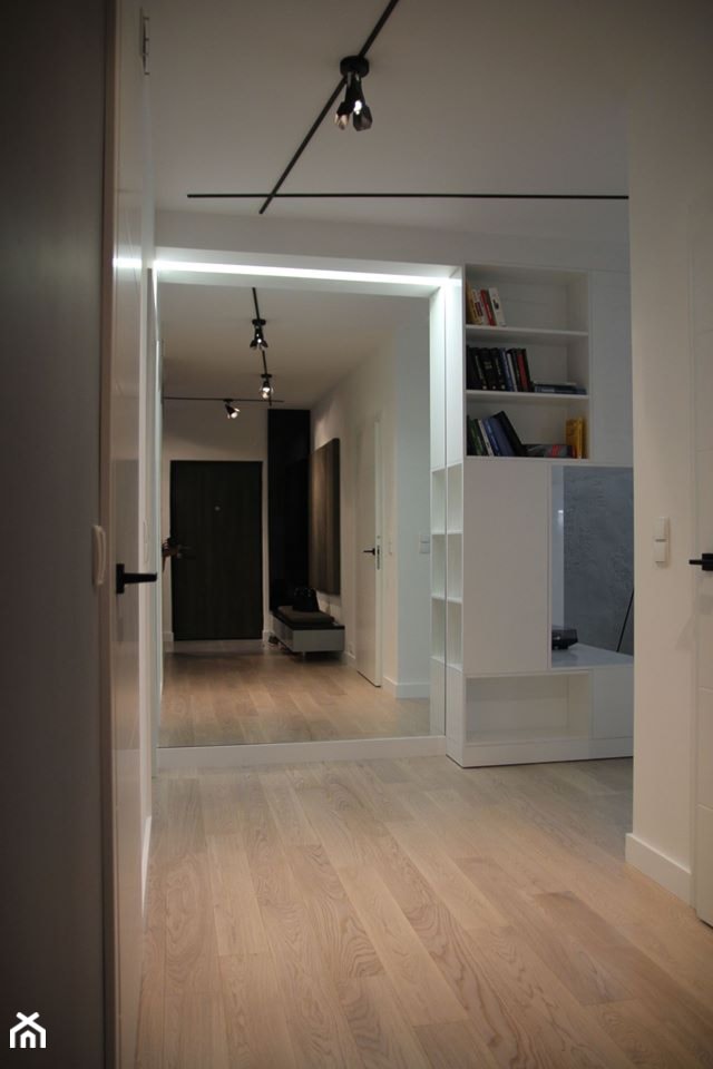 Monochromatyczny apartament 108m2 - Średni biały hol / przedpokój, styl minimalistyczny - zdjęcie od Łukasz Milewski Architekt