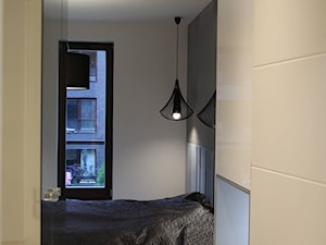 Monochromatyczny apartament 108m2 - Mała biała czarna sypialnia, styl minimalistyczny - zdjęcie od Łukasz Milewski Architekt