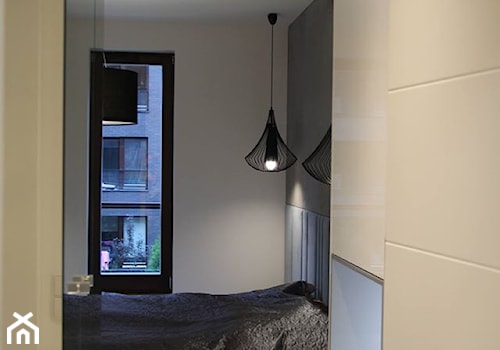 Monochromatyczny apartament 108m2 - Mała biała czarna sypialnia, styl minimalistyczny - zdjęcie od Łukasz Milewski Architekt
