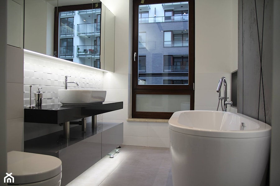 Monochromatyczny apartament 108m2 - Mała łazienka z oknem, styl minimalistyczny - zdjęcie od Łukasz Milewski Architekt