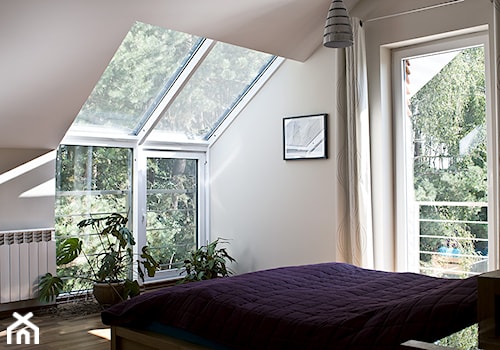 Dom jednorodzinny w Markach - Średnia beżowa sypialnia na poddaszu, styl nowoczesny - zdjęcie od Łukasz Milewski Architekt