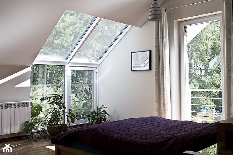 Dom jednorodzinny w Markach - Średnia beżowa sypialnia na poddaszu, styl nowoczesny - zdjęcie od Łukasz Milewski Architekt