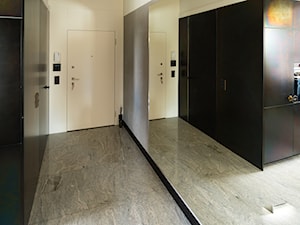 Sadyba 110 - Średni czarny szary z marmurem na podłodze hol / przedpokój, styl nowoczesny - zdjęcie od Łukasz Milewski Architekt